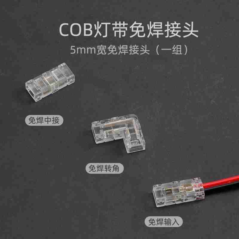 游客在若羌县楼兰博物馆文创区选购文创产品 (央广网发 若羌县融媒体中心供图)